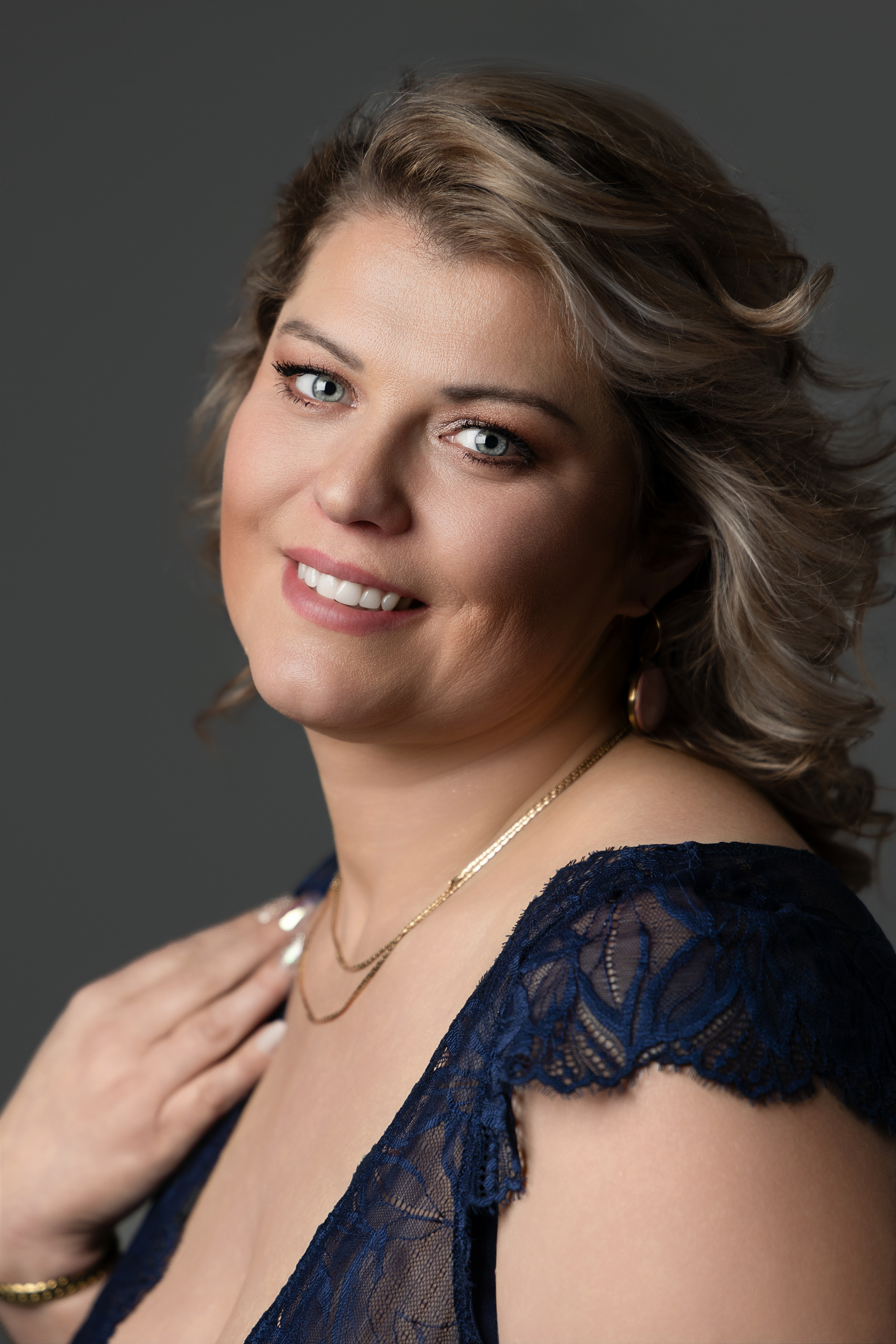 Portrait boudoir élégant et souriant au studio de Montesson