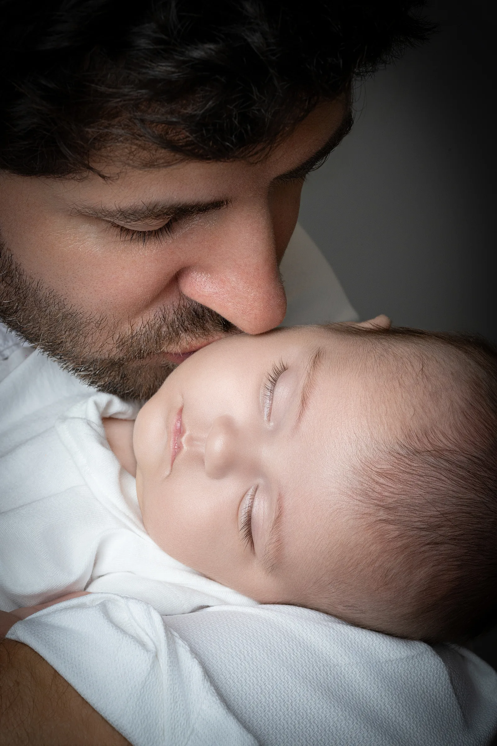 Papa qui embrasse son bébé, séance famille à Montesson