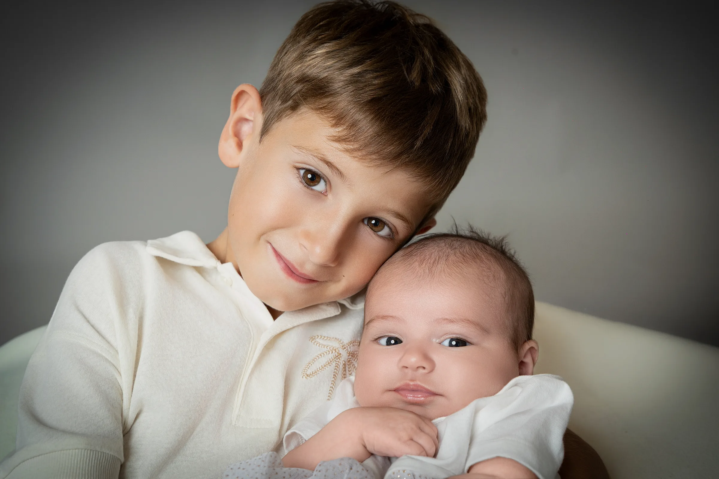 Grand frère et bébé, séance photo famille dans les Yvelines