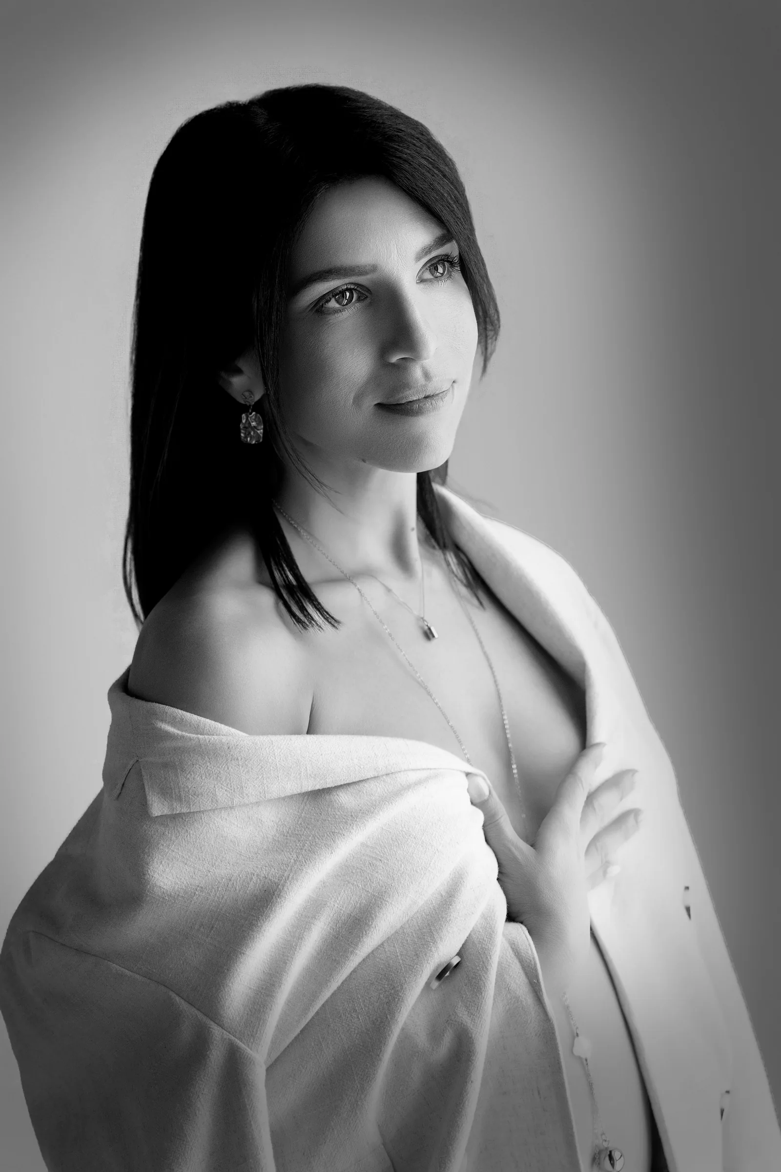 Future maman en chemise blanche, portrait maternité en noir et blanc