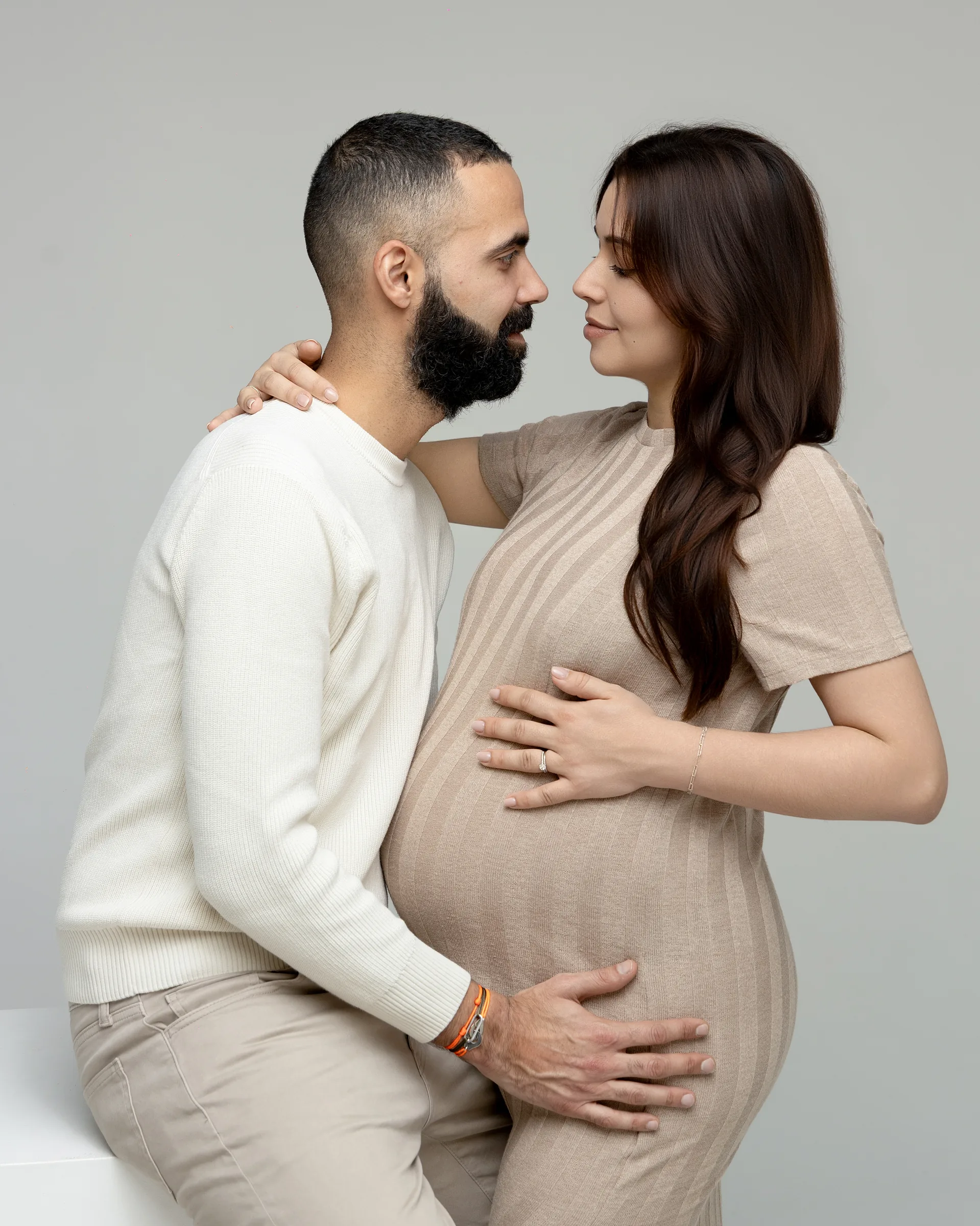 Futurs parents enlacés, séance grossesse près de Versailles