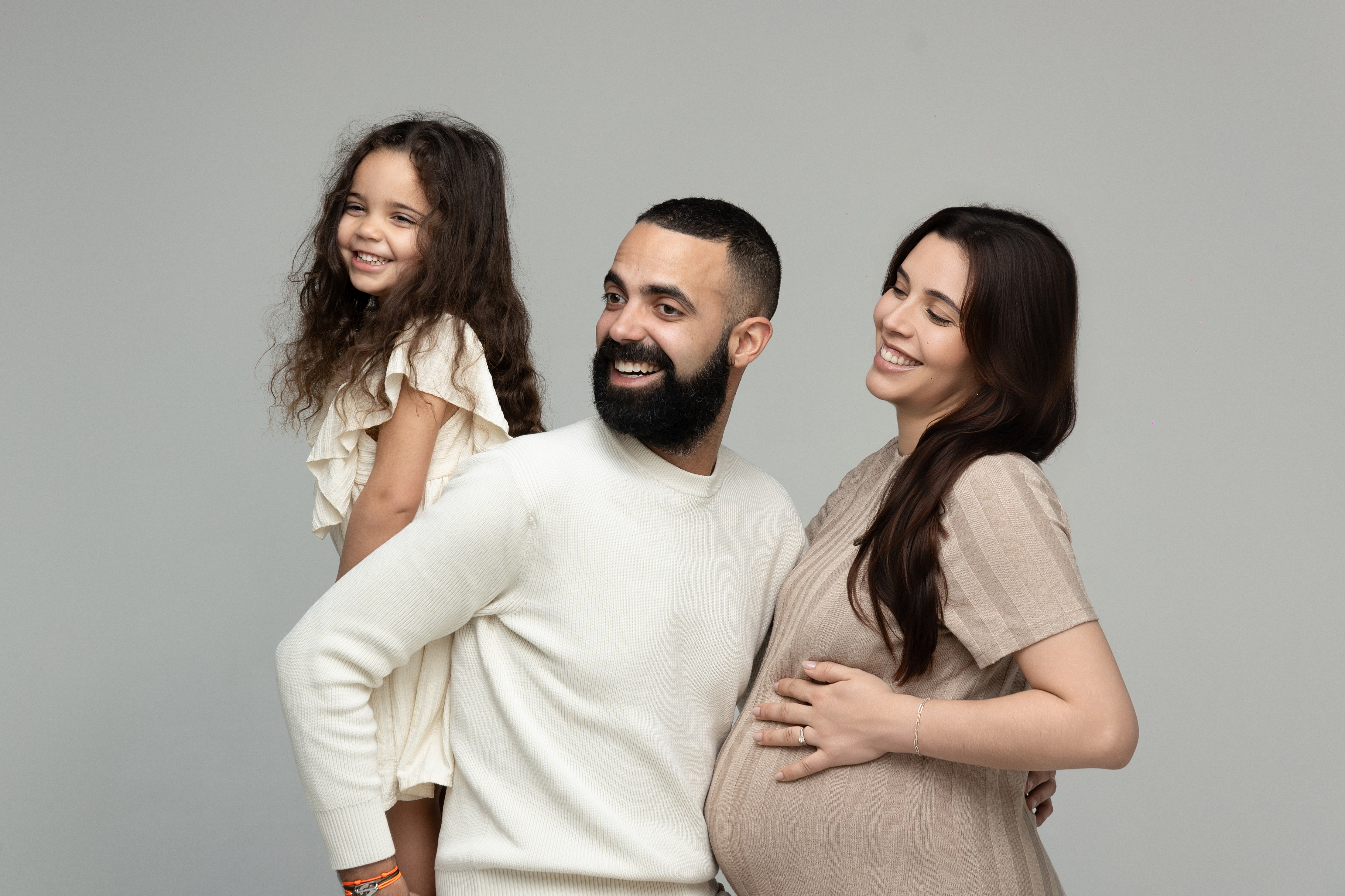 Séance maternité en famille avec enfant au studio près de Versailles