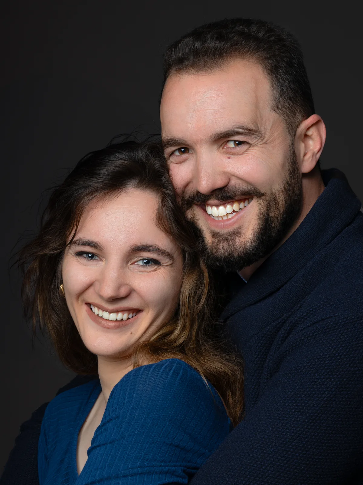 Couple complice, séance portrait duo en studio à Montesson