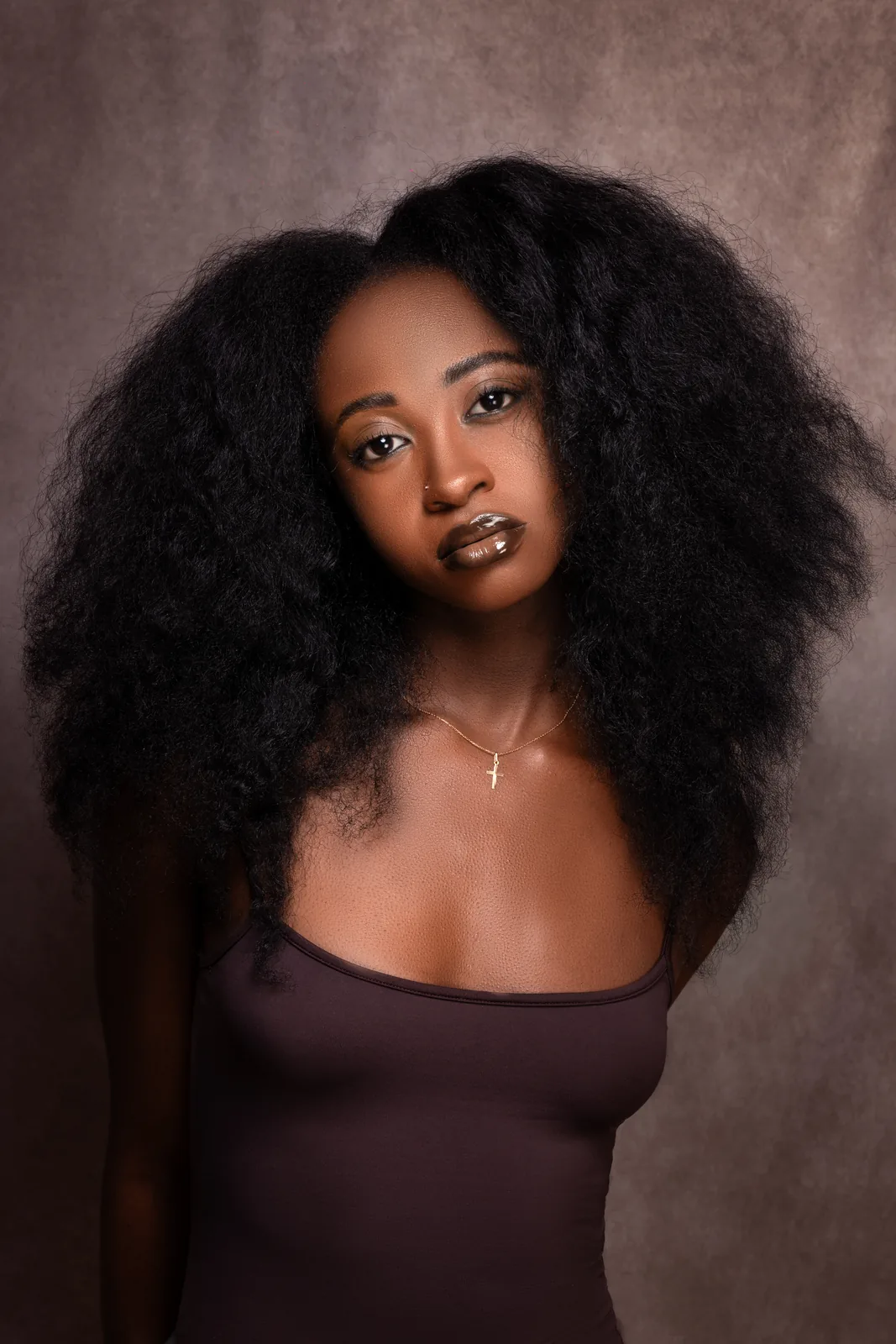 Portrait de femme aux cheveux naturels en studio à Montesson