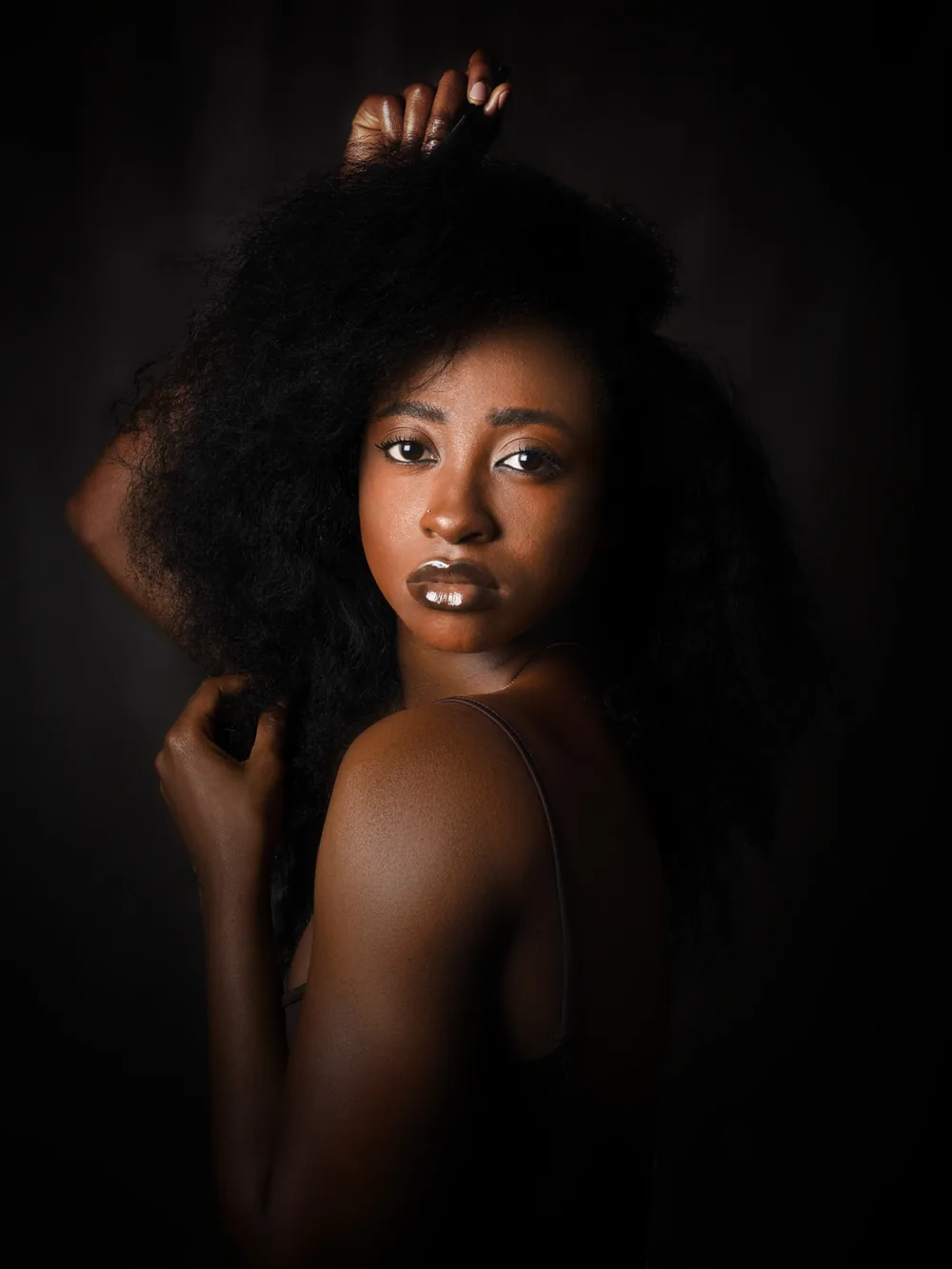 Le même portrait sur fond gris après retouche de la lumière — Studio S, Montesson