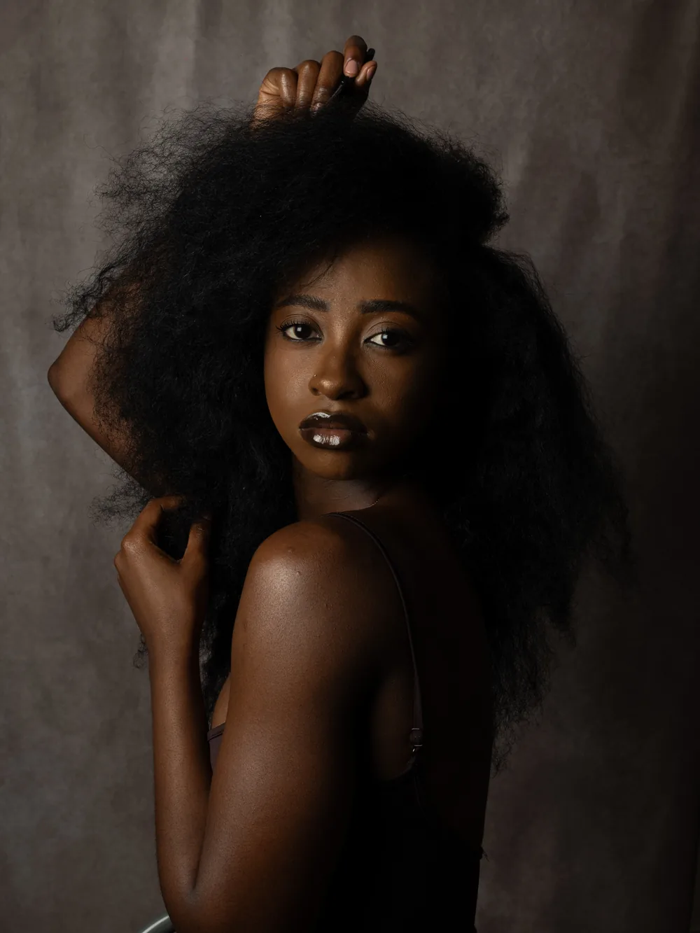 Portrait sur fond gris avant retouche