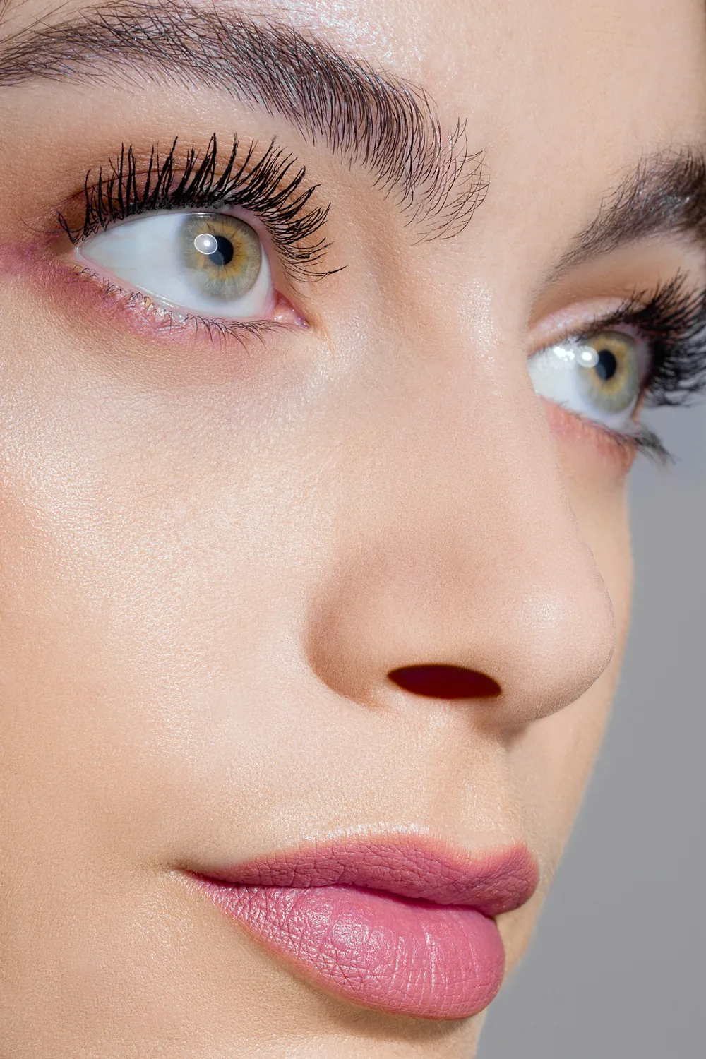 Le même gros plan après retouche : la texture de peau reste visible