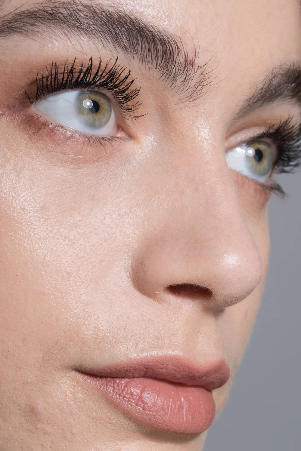 Gros plan d'un visage avant retouche