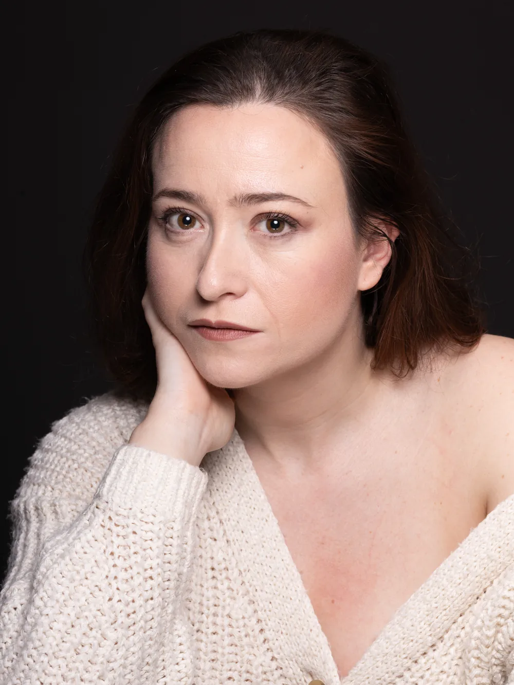 Portrait de femme en studio avant retouche