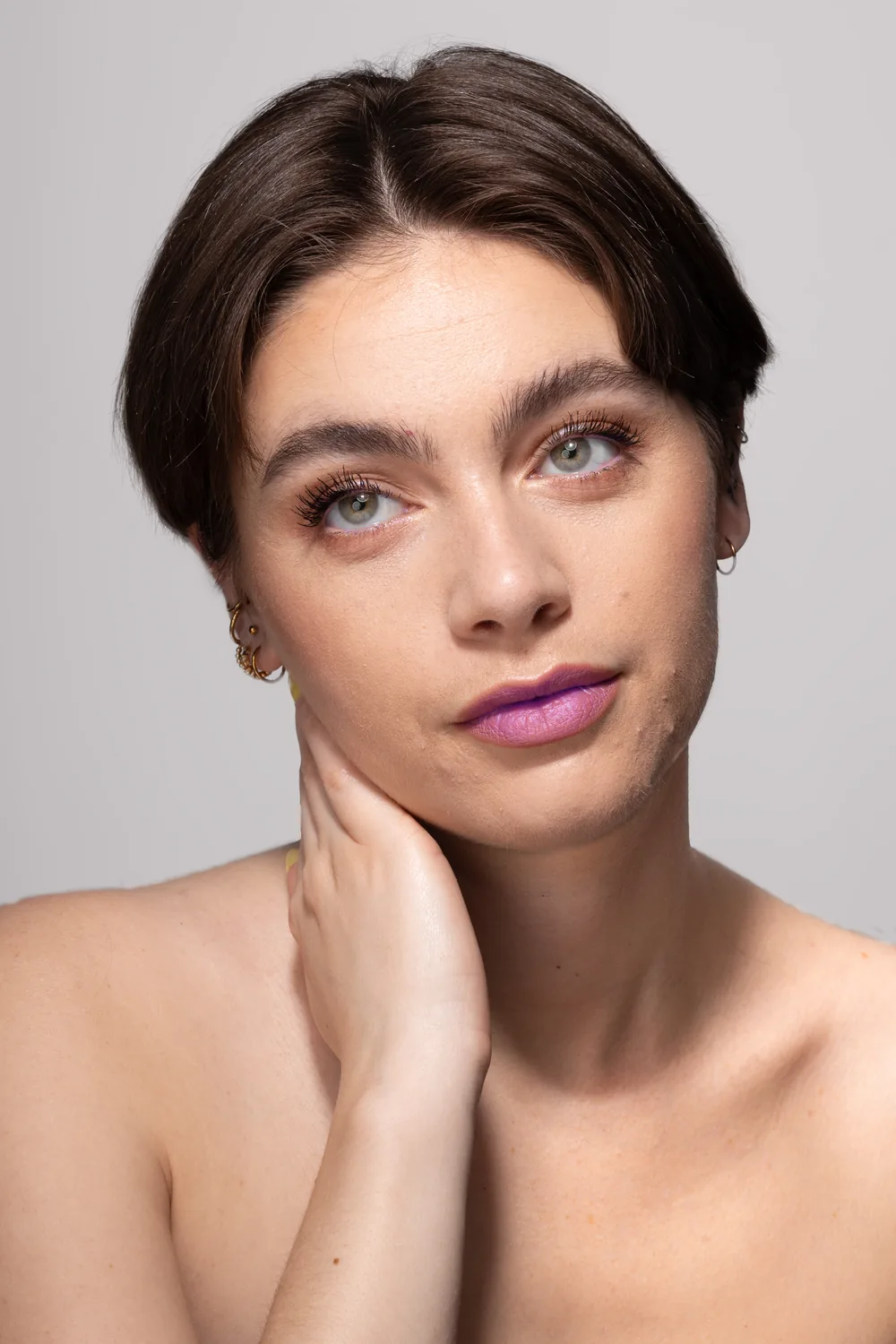 Portrait beauté en studio avant retouche