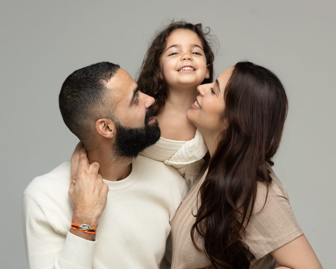 Famille Famille souriante avec un père, une mère et une petite fille.